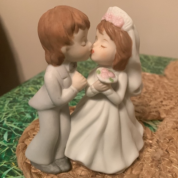 Lefton, vintage bride and groom kissing statue, EUC - Picture 8 of 14
